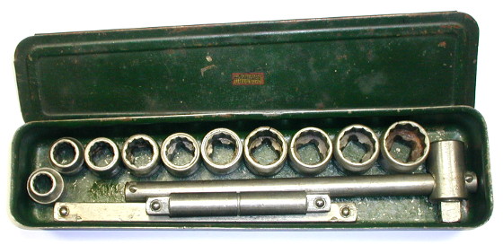 [Indestro No. 1513 1/2-Drive 13-Piece Socket Set]